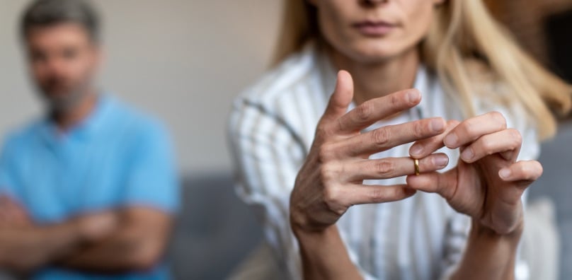 Coppia che discute di pensione di reversibilità e diritti del coniuge divorziato
