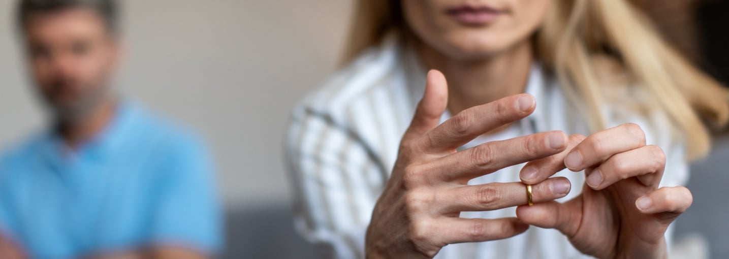 Coppia che discute di pensione di reversibilità e diritti del coniuge divorziato