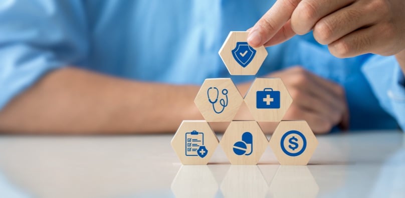 Medico e paziente in visita specialistica privata in Italia