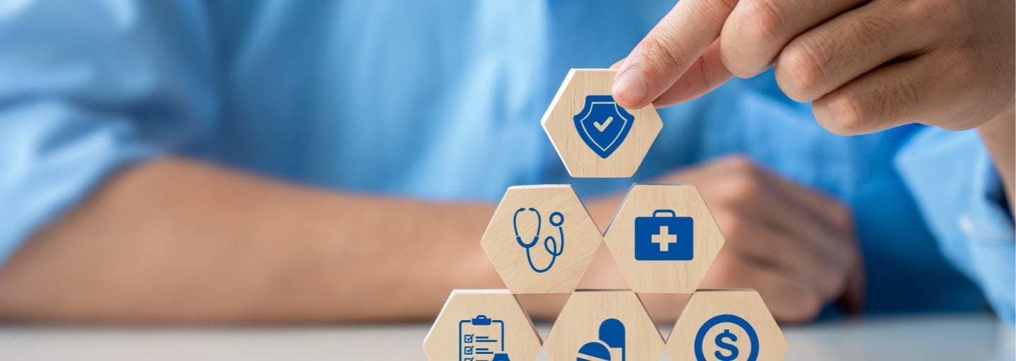 Medico e paziente in visita specialistica privata in Italia