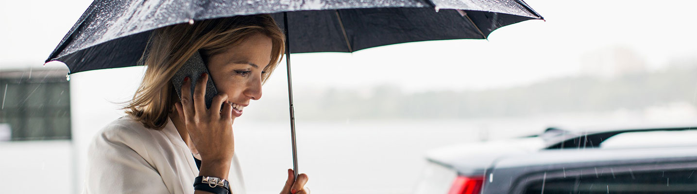 donna con ombrello - Allianz Italia