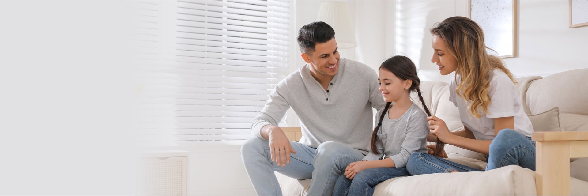 Famiglia felice sul divano di casa