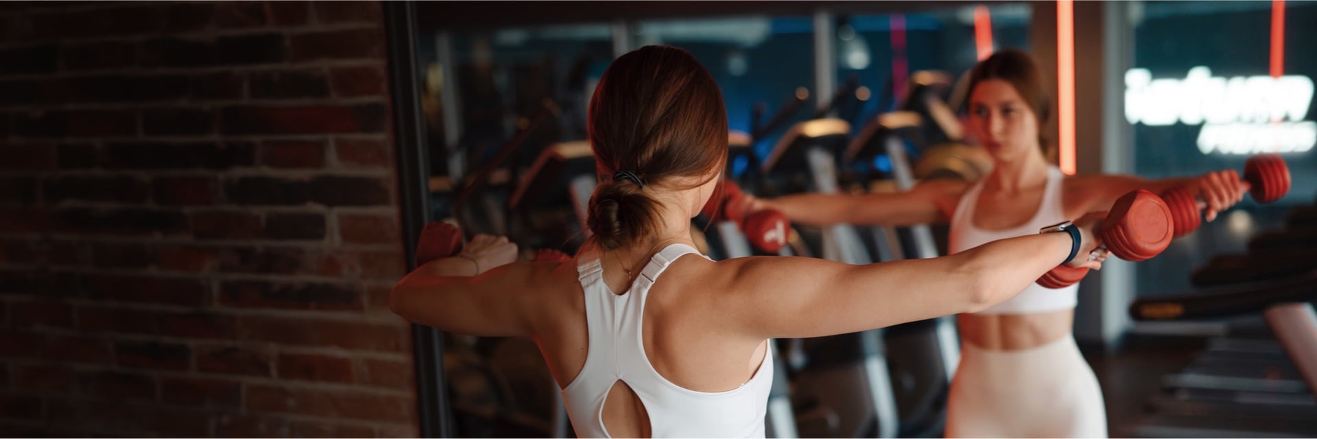 Donna che fa esercizi in palestra