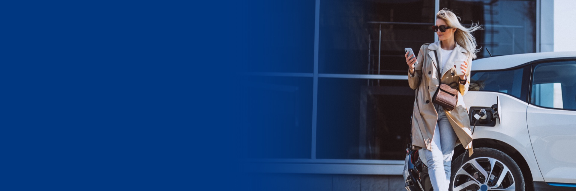 Donna alla guida di un'auto elettrica assicurata con Allianz Lithium