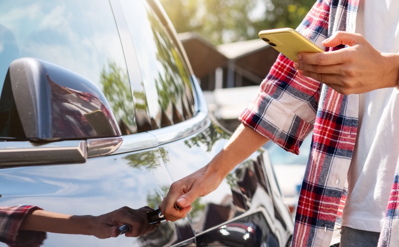 Persona apre un'auto in car sharing con smartphone e chiave: copertura RC e danni inclusa con Allianz Lithium
